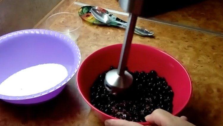 Nous interrompons le cassis avec un mélangeur.