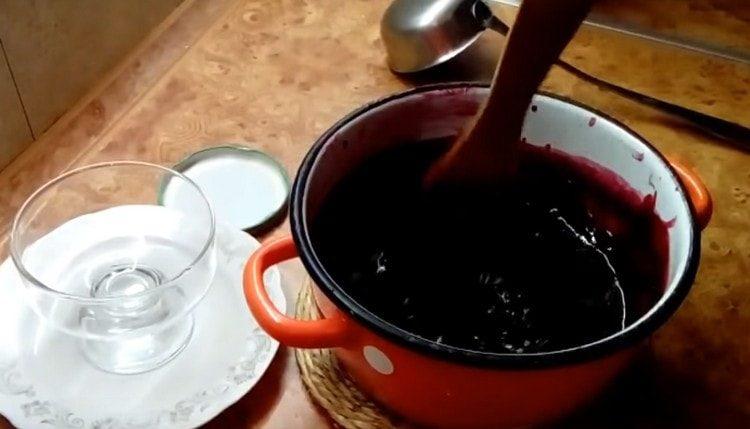 Gelée prête devrait être autorisé à refroidir.