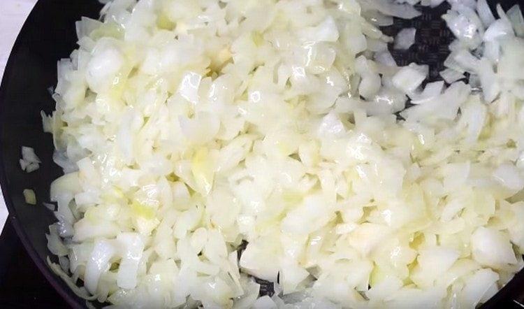 frite a cebola em uma panela até ficar macia.
