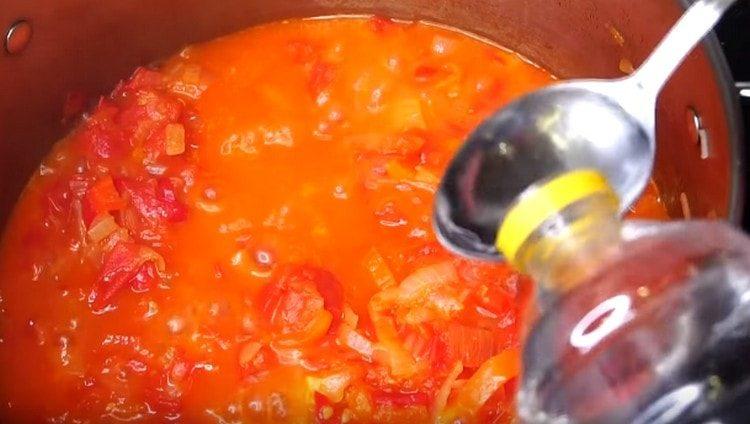 Adicione o vinagre ao prato.