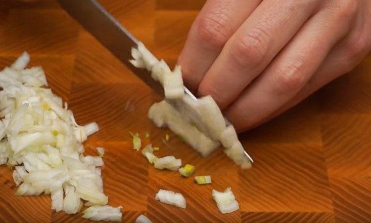 Se macină ceapa și usturoiul.