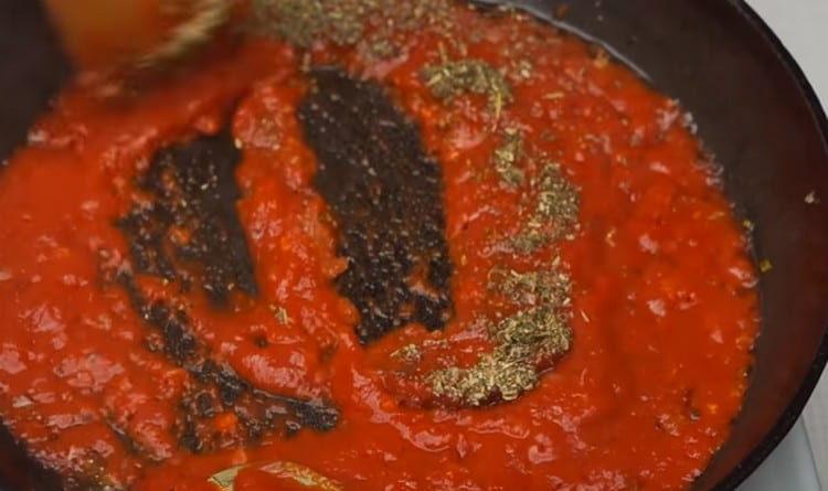 Adăugați oregano, busuioc.