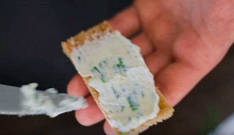Felii de paine feliate cu masa de branza rezultata