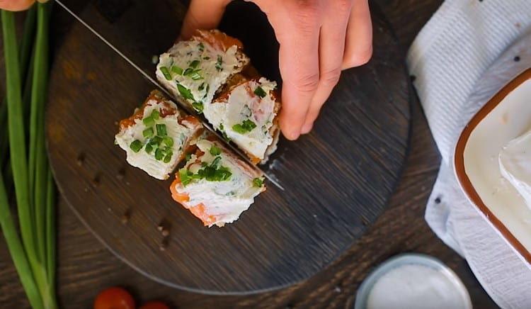 tăiați sandvișurile în pătrate mici.