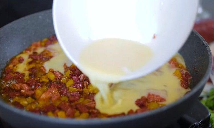 Bateți ouăle și turnați în tigaie.