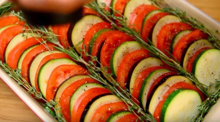 Zeleninu posypte solí a pepřem.