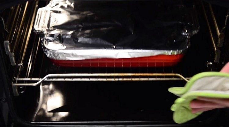 Formu zakryjeme zeleninovou fólií a vložíme do trouby.