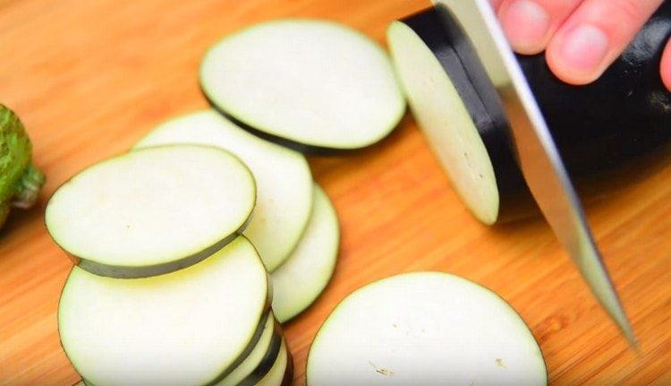 nakrájejte lilek do stejných kruhů.