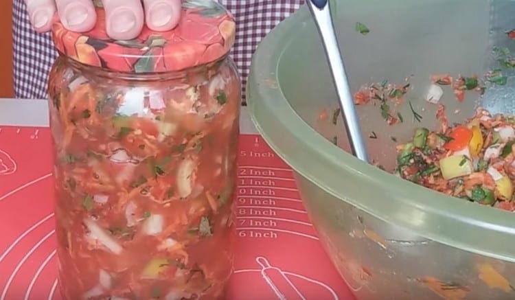 Dieses Winterdressing für die Suppe wird perfekt im Kühlschrank aufbewahrt.