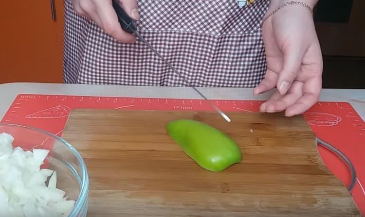 Wir entfernen Paprika aus den Samen.