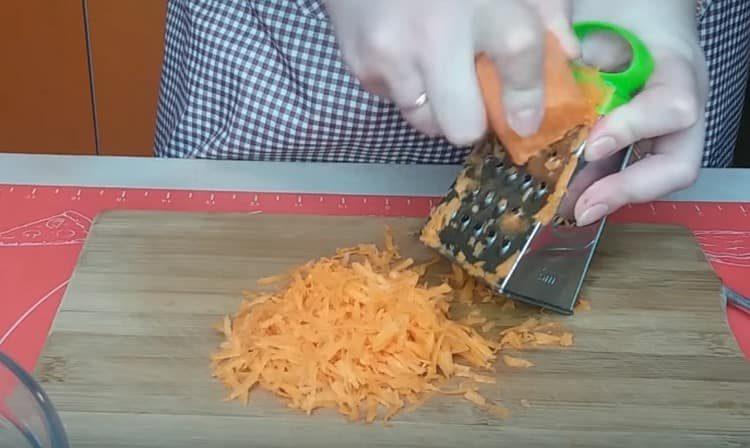 Möhren reiben.