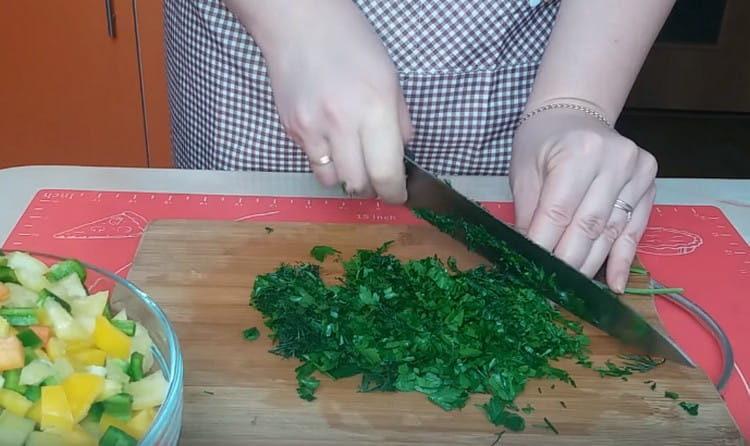 Mahlen Sie frische Kräuter.