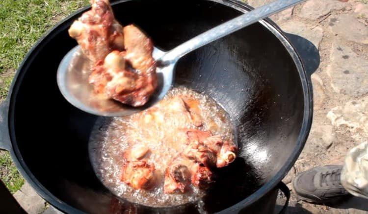 يقلى الخروف حتى يصبح لونه بنيا ذهبيا.