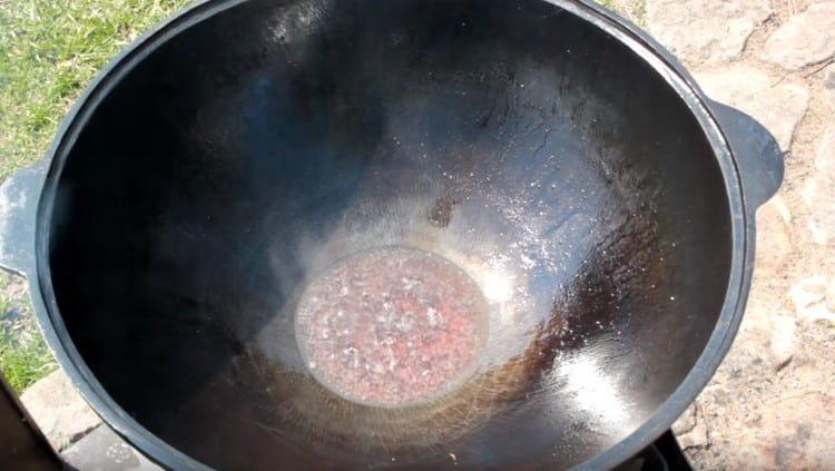 نزيل اللحم من الخزينة ونصفى معظم الزيت.