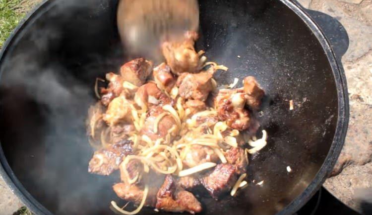 نعيد الخروف إلى المرجل ، نضيف البصل والقلي.