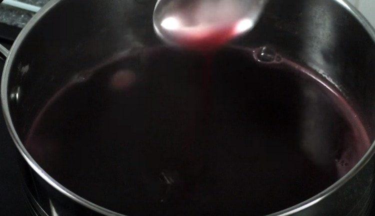 Amestecați jeleul astfel încât să nu se formeze niciun fel de buline.