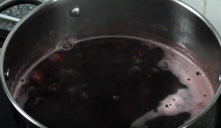 Aduceți lichidul la fierbere.