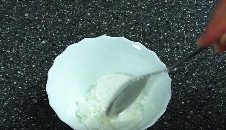 Turnați amidonul într-un bol mic.