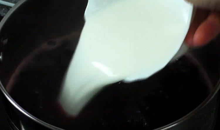 Revenim compotul la aragaz și, după fierbere, introducem în el soluția de amidon.