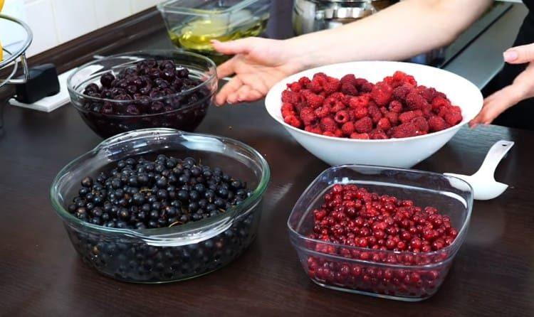 אנו ממיינים את כל הגרגרים ושוטפים היטב.