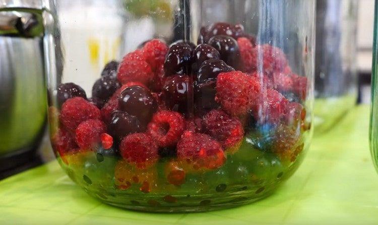 מלאו את הגדות בפירות יער בשליש.