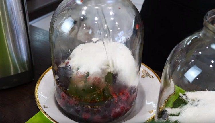 הוסף סוכר לפירות יער.