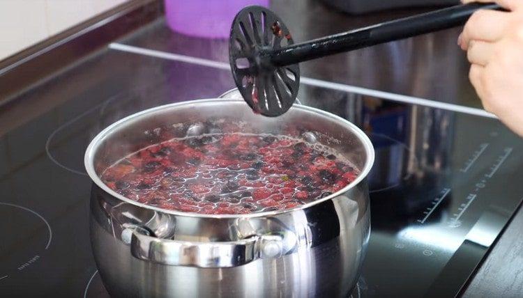 לכבות את הקומפוט, לכסות ולתת לו להתבשל.