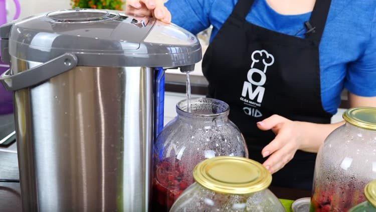 צנצנות עם פירות יער וסוכר מתמלאים לחצי במים רותחים ומניחים לעמוד.