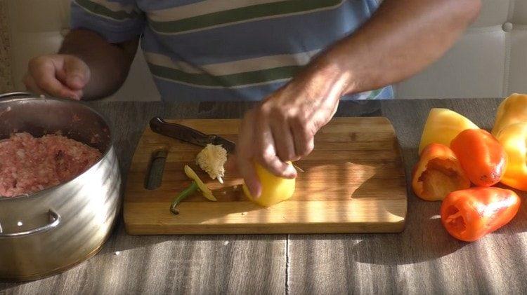 извадете вените и семената от всеки пипер.