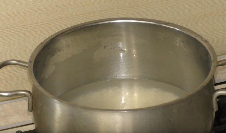 измийте ориза, напълнете с вода и поставете да се готви.