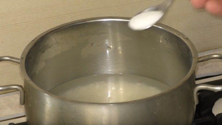 Осолете ориза и гответе до половината готов.
