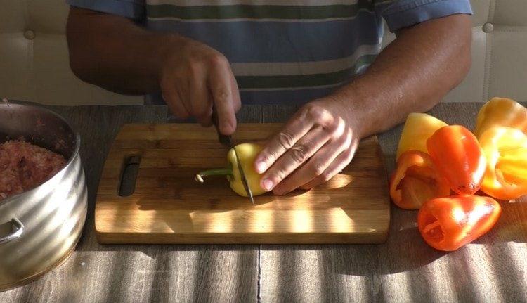 За сладък пипер отрежете опашката.