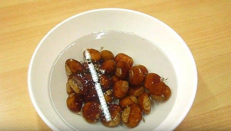 Înmuiate castane preparate în apă sărată.