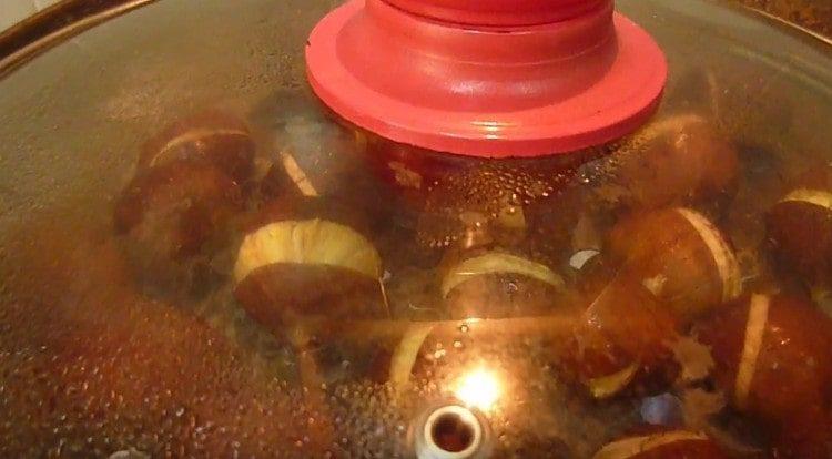 Prăjiți castanele sub un capac.