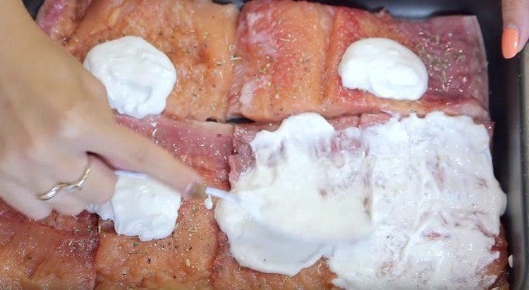 Molho de creme de alho e alho graxa salmão rosa na forma.