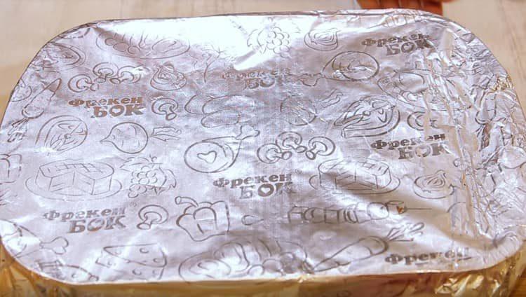 Fechamos o formulário com o papel alumínio e o enviamos ao forno.