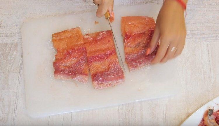 corte cada filé em 3 partes.