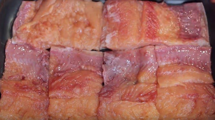 coloque os pedaços de peixe em uma assadeira.