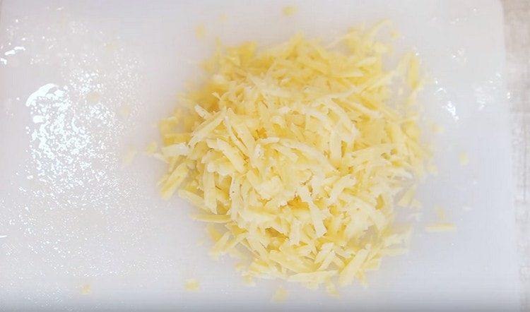 Rale o queijo.