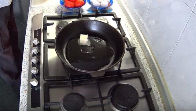 Добавете парче масло към зеленчука.