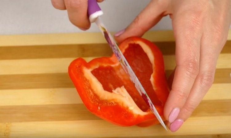 Nous débarrassons les piments des graines.