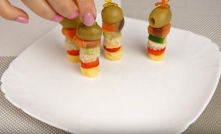 Ces canapés en brochettes ont l’air très appétissants.