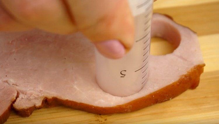 Dans une tranche de jambon, découpez un cercle avec une seringue.