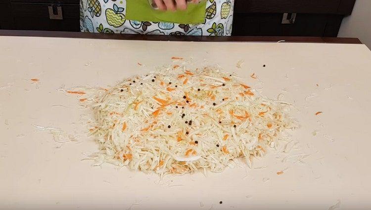 Pétrir les légumes à fond avec les mains, ajouter un peu de poivre aux petits pois.