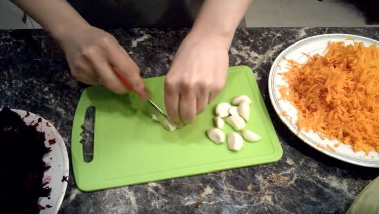 Se toacă fin usturoiul.