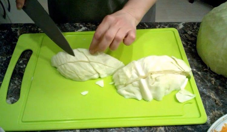 Tăiem varza în bucăți destul de mari.