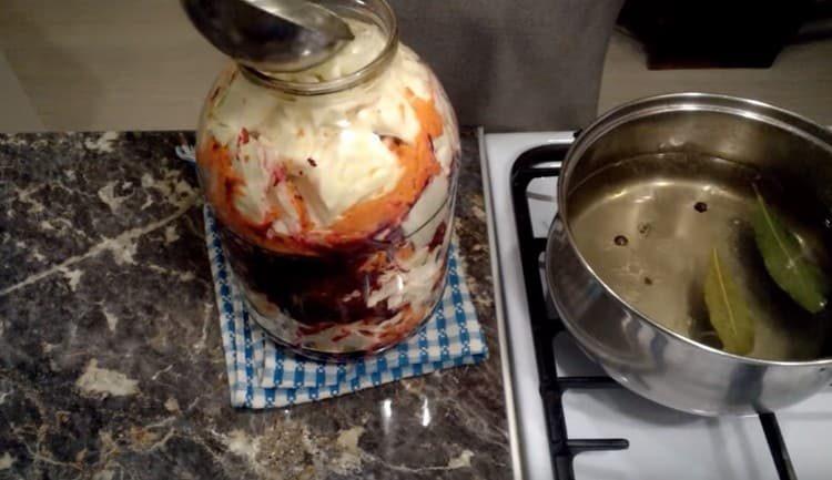 Se toarnă varza cu marinata fierbinte.