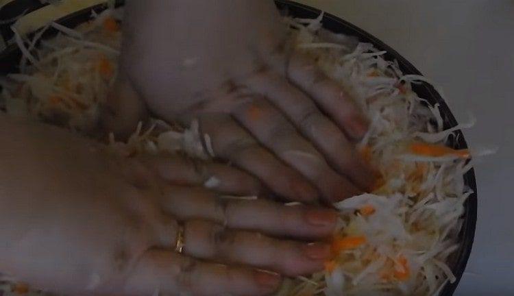 Плътно сложете зеленчуците в голям съд.