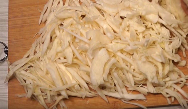 Skartujte jemně zelí.