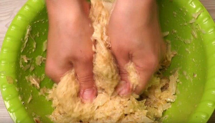 Míchejte zelí mleté.